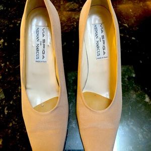 Women’s Via Spiga for Neiman Marcus size 45 7 1/2 M Beige color great condition